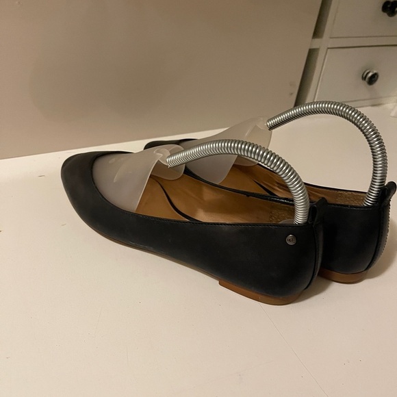 Uggs flat leather shoes  in good conditions - Picture 4 of 12